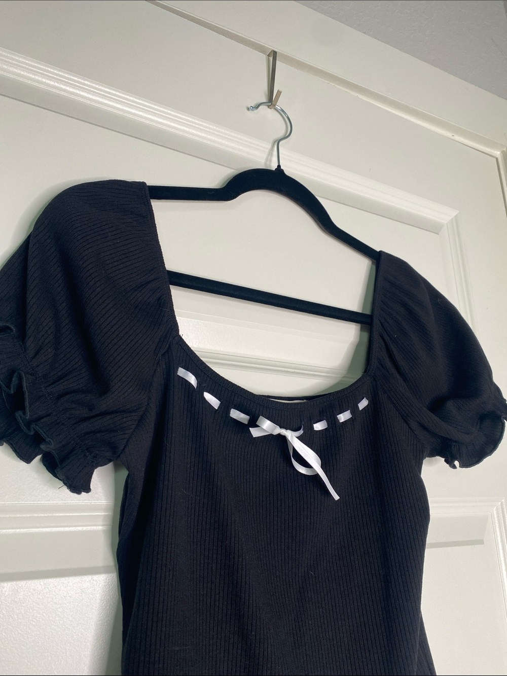 Feminine Black Puff Sleeve Square Neck Crop Top with Ribbon Accent - Picture 3 of 4